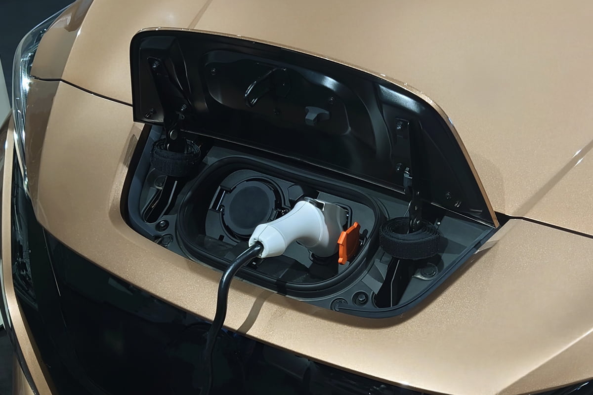 電気自動車の充電口に充電ケーブルを接続している様子