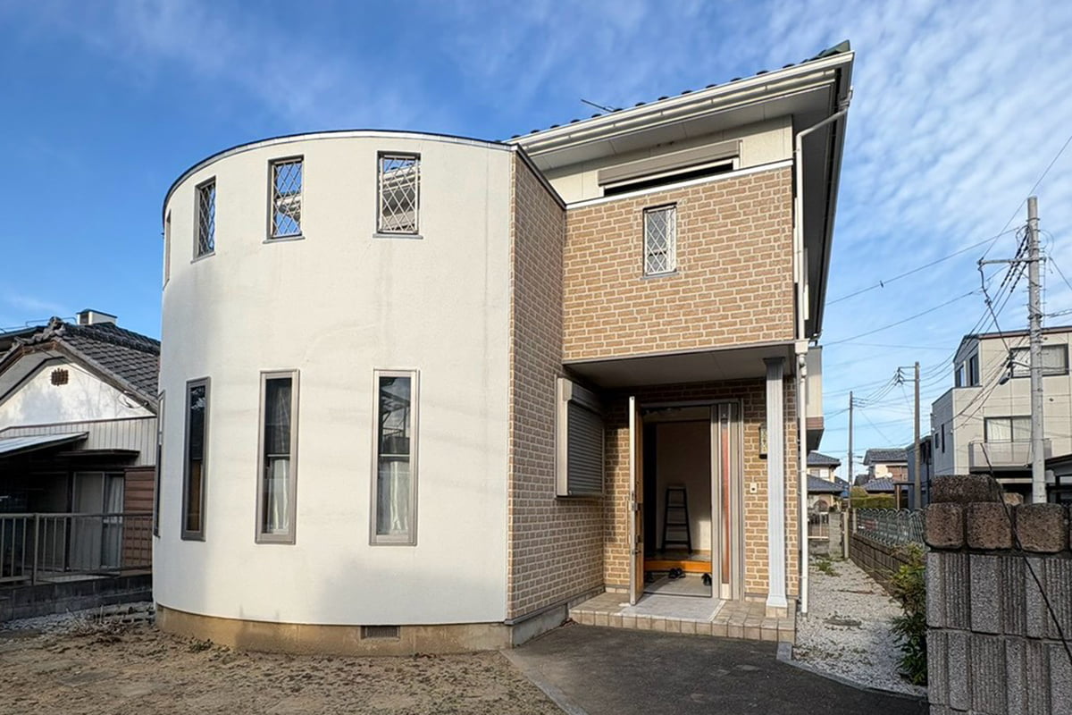 リフォーム対象の2階建て住宅の外観