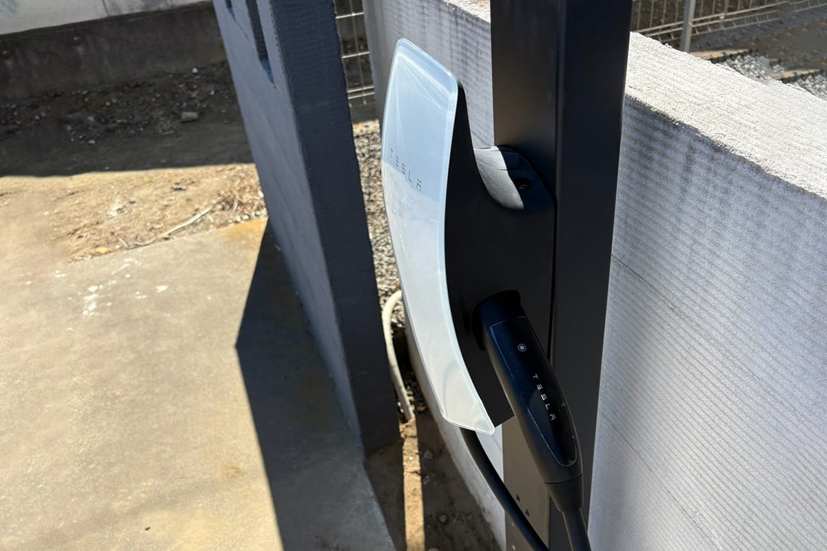 住宅の外構に設置したEV充電器