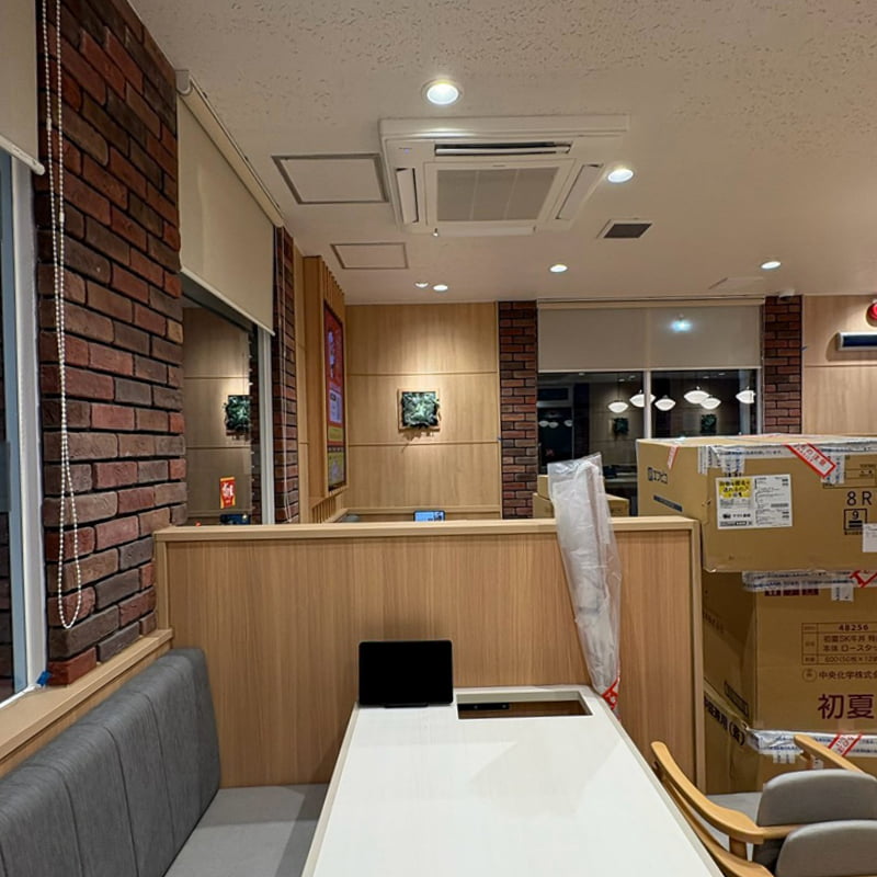 照明と空調を施工した飲食店の店内