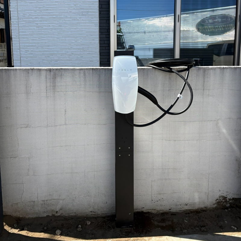 戸建住宅の外壁に設置したEV充電器